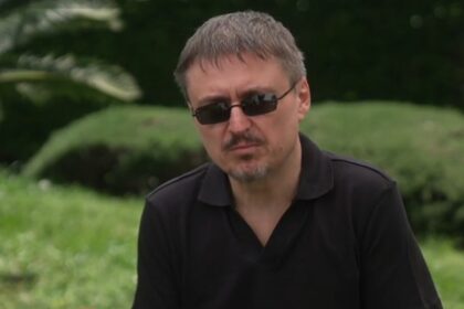 Cristian Mungiu a câștigat al doilea Palme d’Or din carieră, cu filmul „Fjord”, și a intrat într-un cerc extrem de restrâns al marilor regizori premiați de două ori la Cannes.
