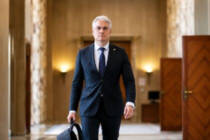 Dragoș Pîslaru, ministrul interimar al Investițiilor și Proiectelor Europene, într-un cadru oficial.