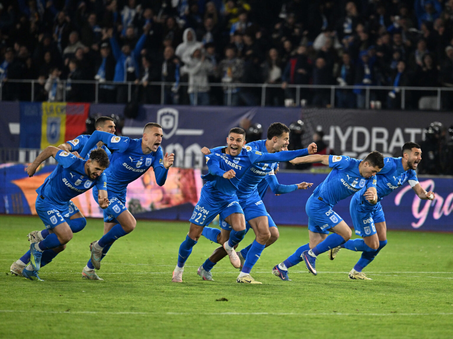 Jucătorii Universității Craiova pe stadion, înaintea unui meci important.