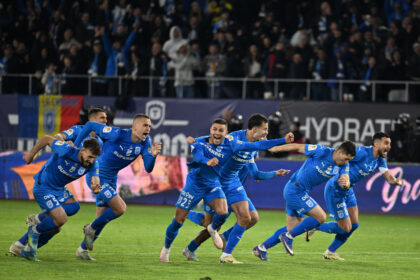 Jucătorii Universității Craiova pe stadion, înaintea unui meci important.