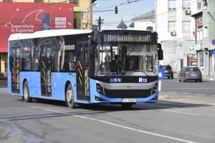 Autobuz RAT Craiova pe traseul dintre gară, centrul orașului și aeroport