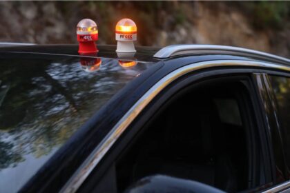 Baliză V-16 amplasată pe plafonul unei mașini în Spania
