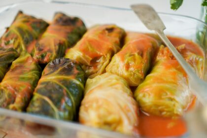 Masă cu preparate tradiționale într-un restaurant din Craiova