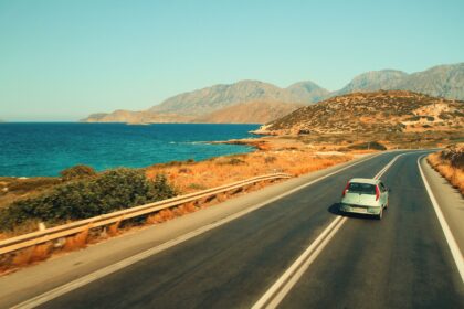 Pleci cu mașina în Grecia în 2026? Vezi noile limite de viteză, regulile pentru telefon, alcool, centură, parcare și echipamentul obligatoriu.Pleci cu mașina în Grecia în 2026? Vezi noile limite de viteză, regulile pentru telefon, alcool, centură, parcare și echipamentul obligatoriu.