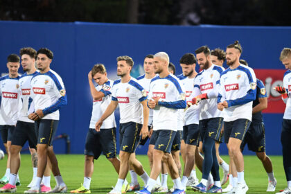Gheorghe Hagi și jucătorii României înaintea meciului cu Suedia din Liga Națiunilor