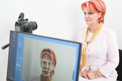Lia Olguța Vasilescu la echipamentul pentru eliberarea cărților electronice de identitate în Craiova