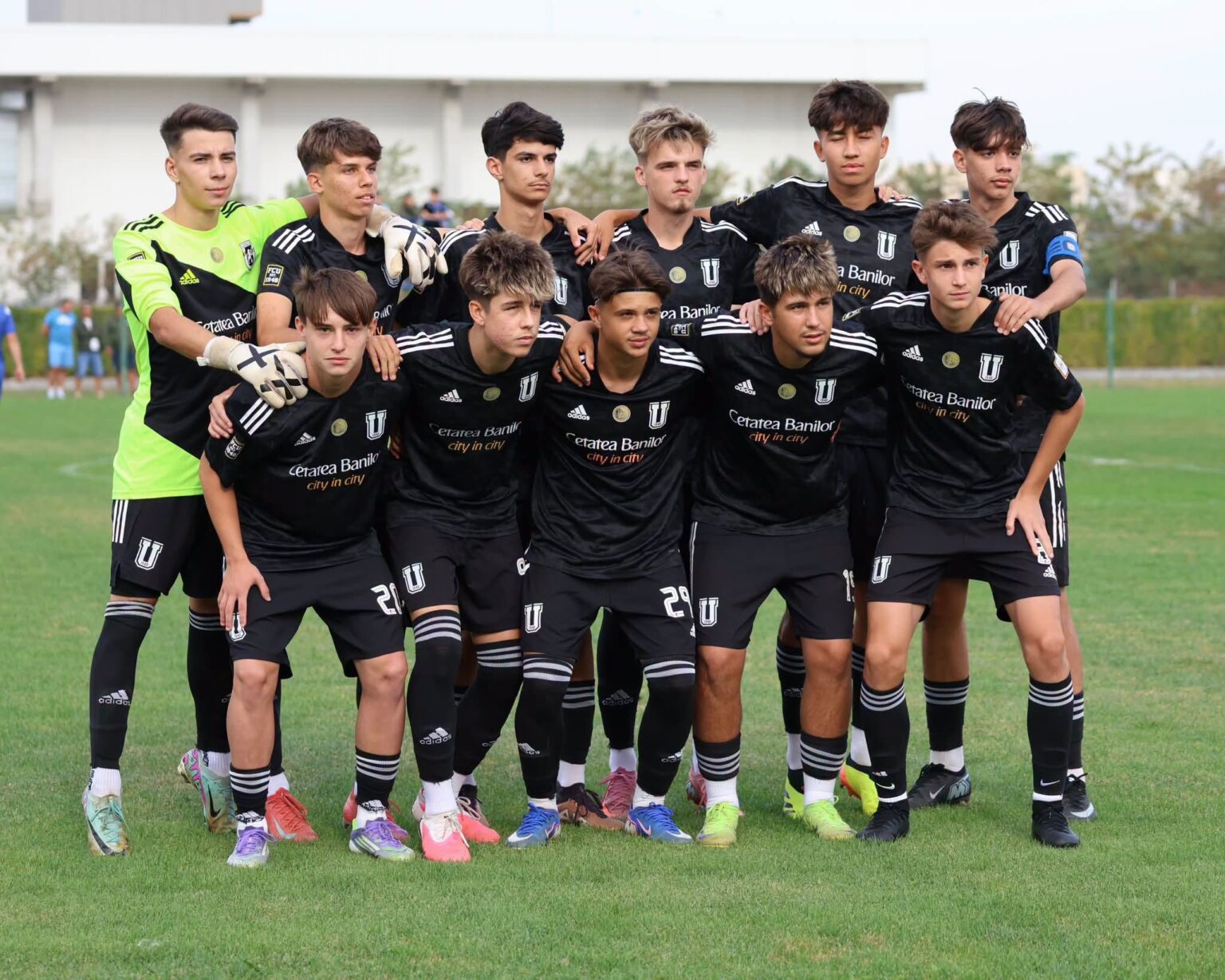 Jucătorii tineri ai FCU Craiova înaintea unui meci din Liga 4 Dolj