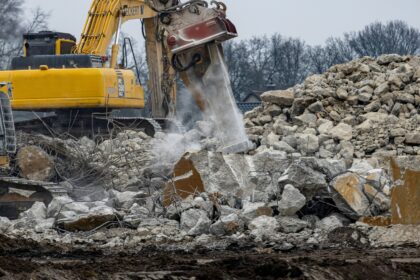 Excavator folosit pentru manipularea deșeurilor provenite din construcțiiExcavator folosit pentru manipularea deșeurilor provenite din construcții